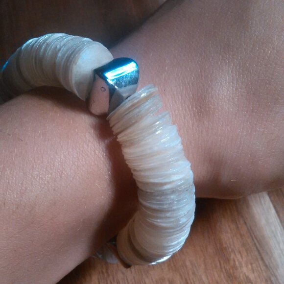 White Color Shell Stretch Bracelet - Picture 5 of 10